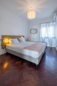 um quarto com uma cama grande num quarto em Casa do Largo-vista sobre Lisboa em Lisboa