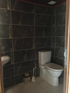 een badkamer met een toilet en een wastafel bij RUBAŞI OTEL FINDIKLI 