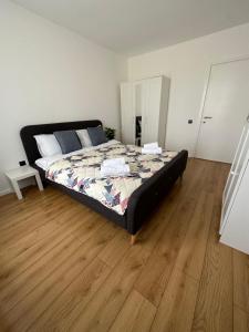 sypialnia z łóżkiem i drewnianą podłogą w obiekcie Chalet IriMa w mieście Copalnic