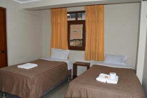 チャチャポヤスにあるLA CASA DEL TURISTAのベッド2台と窓が備わる客室です。