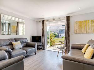 Una sala de estar con dos sofás y un televisor. en 3 Bed in Falmouth 89103, en Budock Water