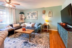 uma sala de estar com um sofá e uma televisão em Charming Cottage with Hot Tub 15 Mi to Chattanooga! em Chickamauga