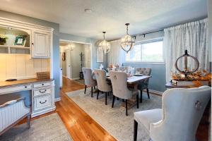 uma cozinha e sala de jantar com mesa e cadeiras em Charming Cottage with Hot Tub 15 Mi to Chattanooga! em Chickamauga