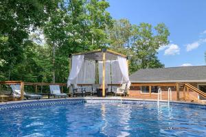 uma piscina com um gazebo ao lado de uma casa em Charming Cottage with Hot Tub 15 Mi to Chattanooga! em Chickamauga