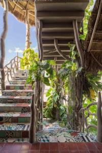 Hotel Sonno Cielito في تولوم: درج للشاطئ بالنباتات