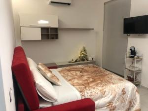 Un dormitorio con un árbol de Navidad y una cama en Casa Vacanze Il Divano Rosso, en Foligno