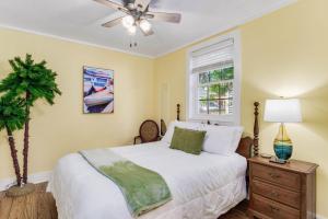 una camera con letto e ventilatore a soffitto di Robin's Nest a Pensacola