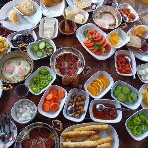 a table with many different types of food on it at Hacı Şakirler Konağı in Mudurnu