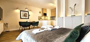 una habitación con una cama y una mesa con sillas en VIP Apartamenty Zakopianskie, en Zakopane