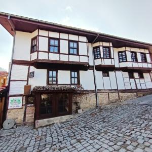 a building with a cobblestone street in front of it at Hacı Şakirler Konağı in Mudurnu