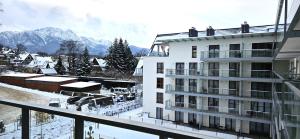 vista su un edificio con neve a terra di VIP Apartamenty Zakopianskie a Zakopane
