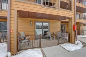 ein Gebäude mit einem Balkon mit einem Tisch und Stühlen in der Unterkunft Stephs Waterfront Retreat Sunset Cove 303 in Wisconsin Dells