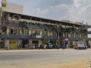 Budova, kde se hotel nachází + 18 fotografií