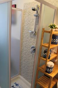 um chuveiro com uma porta de vidro na casa de banho em Holiday Relax em La Spezia