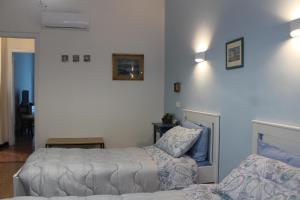 sypialnia z łóżkiem i kanapą w obiekcie Holiday Relax w mieście La Spezia