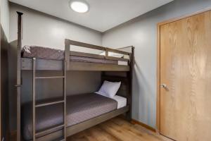 Φωτογραφία από το άλμπουμ του Family Dreams - Lakefront, 2-bedroom, multi-level condo, Winter Vacation σε Wisconsin Dells