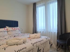 1 dormitorio con 1 cama con 2 toallas en LUXURY APARTMENT in Mediterranea VARNA Complex, sea view and Infinity pool, en Varna