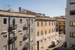 ein Apartmenthaus mit einem davor geparkt in der Unterkunft Master Deco Gem in Graça in Lissabon