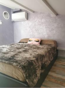 Postel nebo postele na pokoji v ubytování Chambres d'Hotes NATURISTE, Village Naturiste Cap d'Agde, Draps, Serviette, Café, Menage inclus en fin de sejour