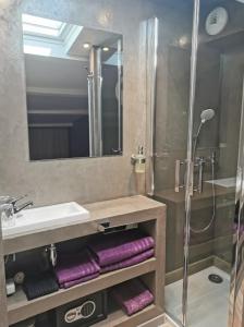 Koupelna v ubytování Chambres d'Hotes NATURISTE, Village Naturiste Cap d'Agde, Draps, Serviette, Café, Menage inclus en fin de sejour