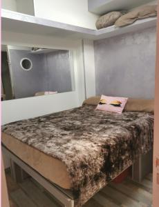 Bett in einem Zimmer mit Tisch in der Unterkunft Chambres d'Hotes NATURISTE, Village Naturiste Cap d'Agde, Draps, Serviette, Café, Menage inclus en fin de sejour in Cap d'Agde