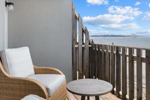 Un balcon sau o terasă la Newport Harbor Island Resort