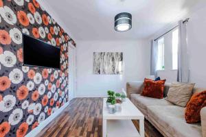 พื้นที่นั่งเล่นของ Inviting 3-Bedroom House in Warrington with Parking and Free Wifi by Amazing Spaces Relocations Ltd.