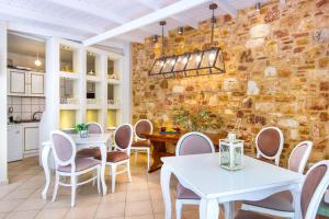 Kuchyň nebo kuchyňský kout v ubytování Hotel Galini + 37 fotografií