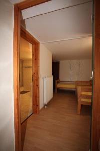 una puerta abierta a una habitación con cocina en Steinrutsche, en Knüllwald