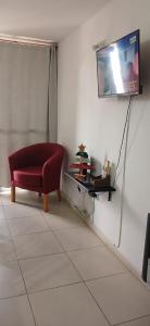 un soggiorno con divano rosso e TV di Fantástico Dpto Av Maipu 518 a Córdoba