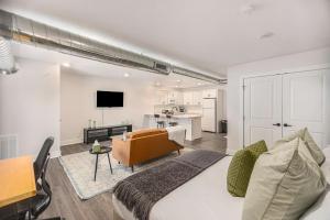 Η κουζίνα ή μικρή κουζίνα στο Modern Manor - Brand New Corporate Apt Downtown