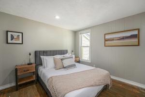 Un dormitorio con una cama grande y una ventana en The Loft Life - Modern Corporate Housing, en Grand Rapids