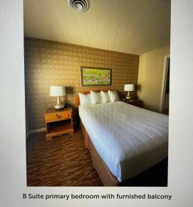 سرير أو أسرّة في غرفة في Vacation Village in The Berkshires