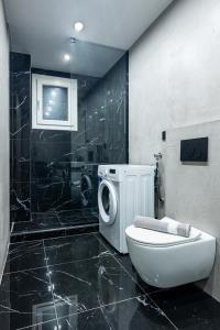 Ванная комната в Luxury Downtown Apartment Α3