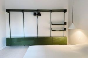 貝魯特的住宿－Charming Heritage 2 BR In Mar Mikhael，一间卧室配有一张床和一个绿色的橱柜