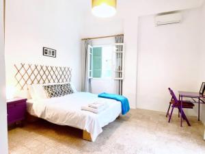 Giường trong phòng chung tại Garden View Apt 4BR Beirut