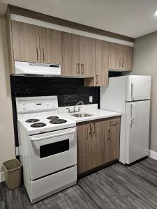 uma cozinha com um fogão branco e um frigorífico em Western Budget Motel #1 Leduc/Nisku em Leduc