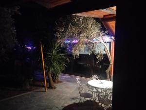 een patio met een tafel en stoelen in de nacht bij Cuntarati - Nature Tourism Simeto Etna in Bronte