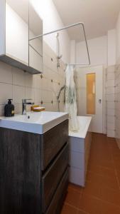 uma casa de banho com um lavatório, um chuveiro e uma banheira em Lingotto Inalpi Arena Luminoso Appartamento em Turim