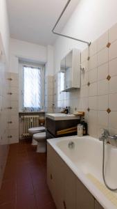 uma casa de banho com uma banheira, um WC e um lavatório. em Lingotto Inalpi Arena Luminoso Appartamento em Turim