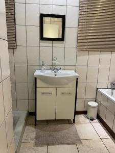 Bilik mandi di Thorntree Self Catering Apartment, Witbank +35 gambar