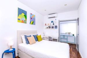 Tempat tidur dalam kamar di Cozy Bright Space with Landscape