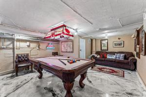 uma sala de estar com uma mesa de bilhar em HOT TUB Firepit Pool Table Patio Cozy Downtown Denver em Denver