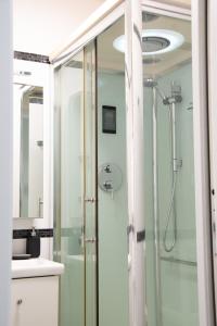 een badkamer met een douche en een glazen deur bij Loft moderno amore mio in Formello