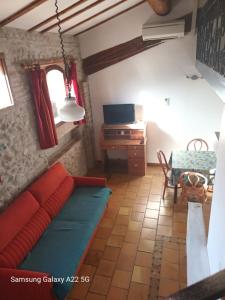 ein Wohnzimmer mit einem Sofa und einem Tisch in der Unterkunft Mas Sant Salvador in Bompas