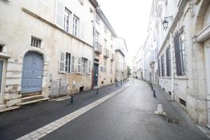 eine leere Straße zwischen Gebäuden in der Unterkunft L'authentique Bressan in Bourg-en-Bresse