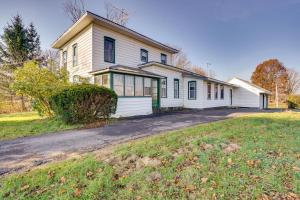 une maison blanche avec une allée devant dans l'établissement Altmar Vacation Rental about 4 Mi to Salmon River!, à Altmar