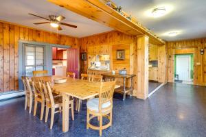 une salle à manger avec une table et des chaises en bois dans l'établissement Altmar Vacation Rental about 4 Mi to Salmon River!, à Altmar
