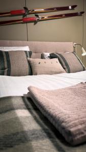 - un lit fermé avec des oreillers dans l'établissement Hostel Saana, à Kilpisjärvi