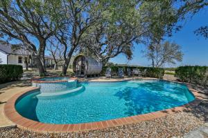 uma piscina num quintal com uma árvore em Oak Hollow em Liberty Hill